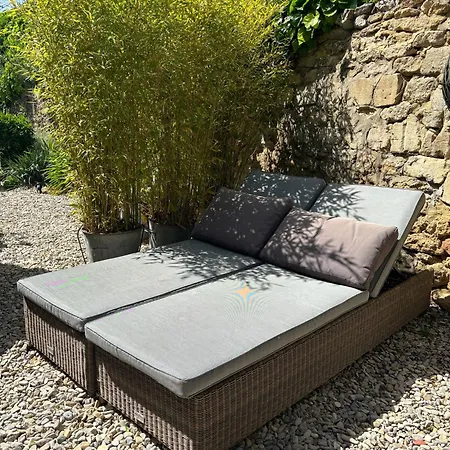 Un Petit Coin De Paradis Avec Piscine Et Parking