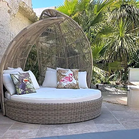 Un Petit Coin De Paradis Avec Piscine Et Parking Frühstückspension