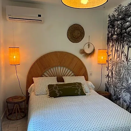 Un Petit Coin De Paradis Avec Piscine Et Parking 住宿加早餐酒店