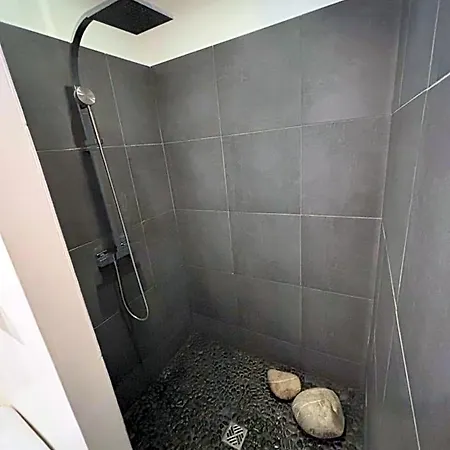 Un Petit Coin De Paradis Avec Piscine Et Parking 3* 阿维尼翁新城