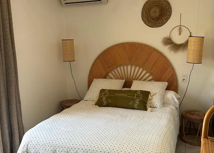 Bed and Breakfast Un Petit Coin De Paradis Avec Piscine Et Parking