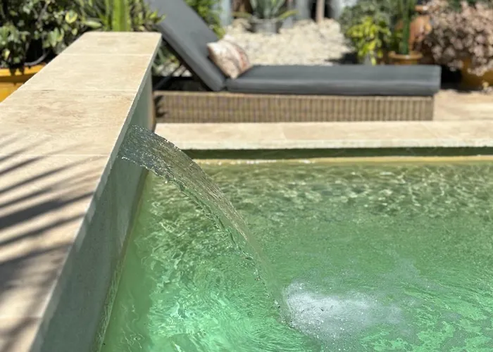 Bed and Breakfast Un Petit Coin De Paradis Avec Piscine Et Parking 3*